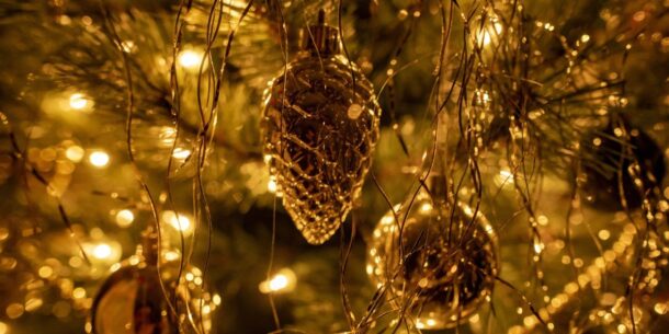Kerstboom met gouden ballen voor het kerstdiner bij restaurant Posthuys in Leerdam
